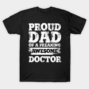 Proud dad of a awesome doctor men T-Shirt